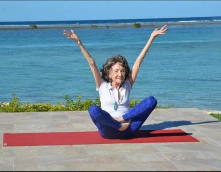 Ima 98 godina i najstarija je instruktorica joge na svijetu