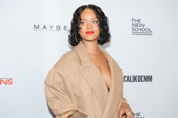 Rihanna izgleda seksi čak i u prevelikom bež odijelu