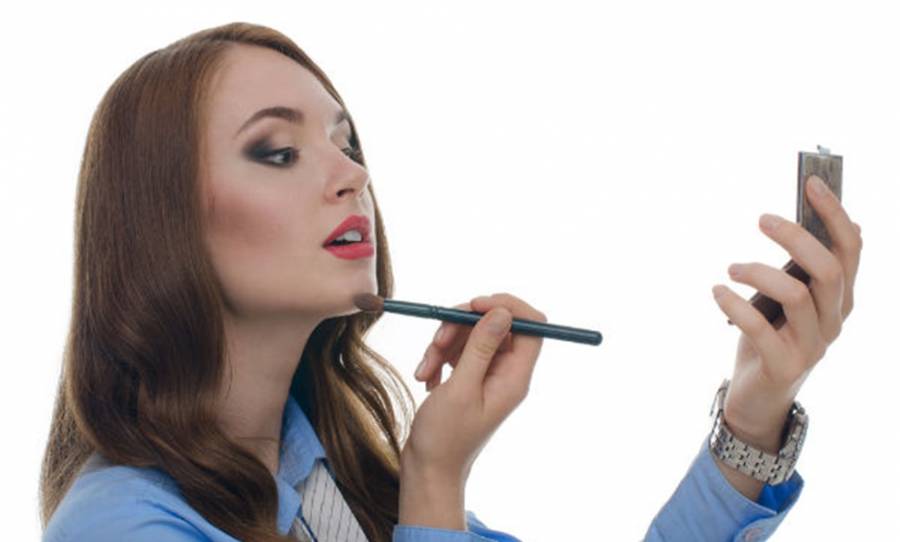 Da li žene koje se šminkaju bolje prolaze na poslu?