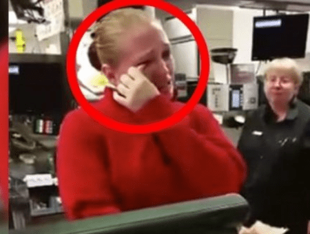 U MEKDONALDSU JE USLUŽIVALA BOGATU STARICU, A KADA JOJ JE DALA ČEK, SAMOHRANA MAJKA NIJE MOGLA DA SAKRIJE SUZE (VIDEO)