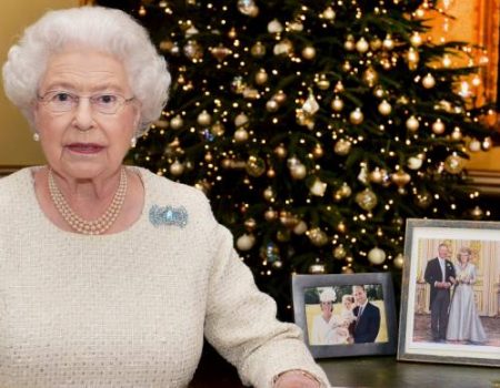 KAKO IZGLEDA KRALJIČIN BOŽIĆ? Elizabeta II nazdravlja s poslugom, a svake godine imaju isti, raskošni ručak