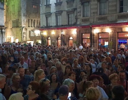 “Ne ideš nigdi nikad, večeras mi idemo tebi”: Posljednji pozdrav Splita Oliveru Dragojeviću (VIDEO)