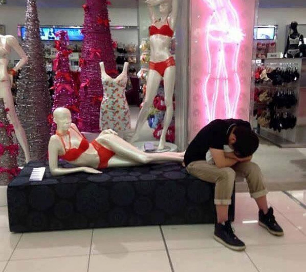 Kako se muškarci ponašaju dok čekaju svoje ljepše polovine koje su u kupovini (FOTO)