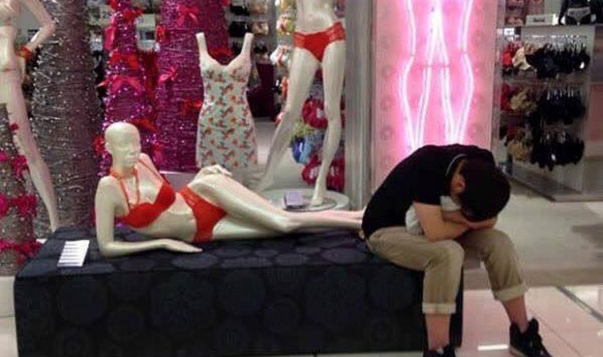 Kako se muškarci ponašaju dok čekaju svoje ljepše polovine koje su u kupovini (FOTO)