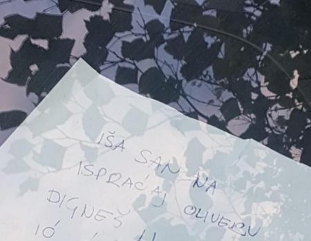 Nepropisno parkirao automobil pa otišao Oliveru na ispraćaj: Ostavio legendarnu poruku gradskoj službi