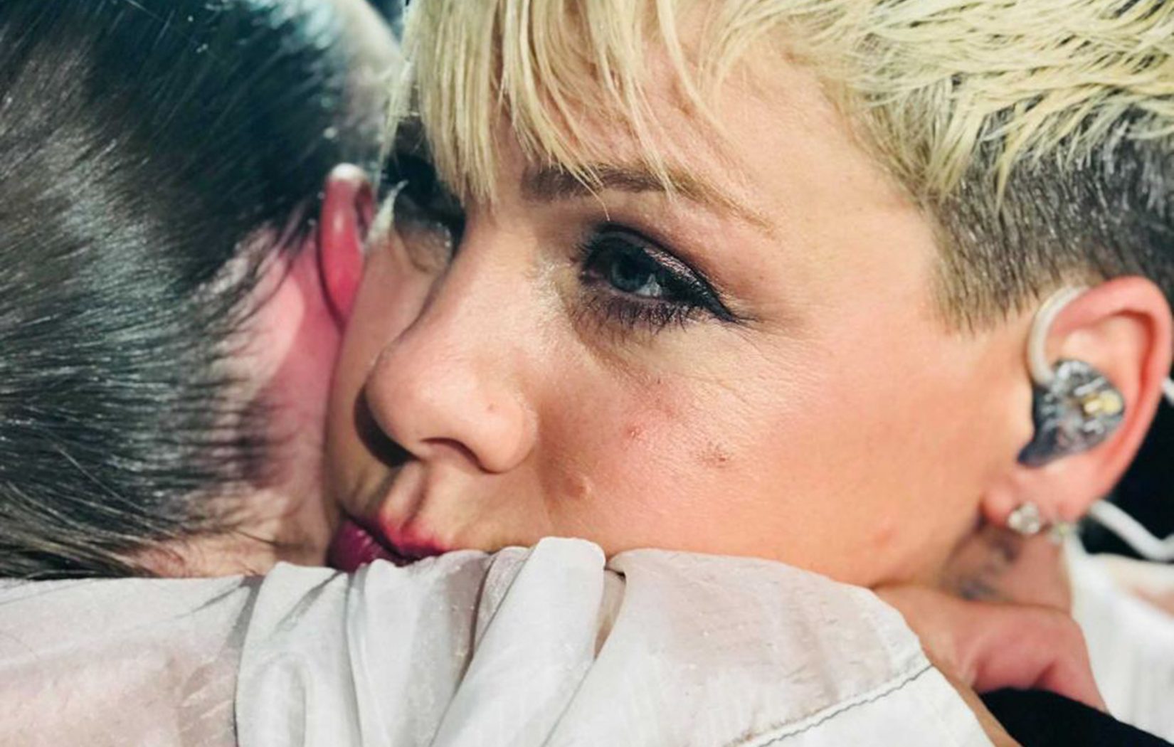Pink prekinula koncert da utješi curu u publici kojoj je preminula mama