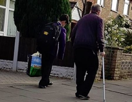 Fotografija učenika i penzionera postala hit na internetu zbog neočekivanog razloga