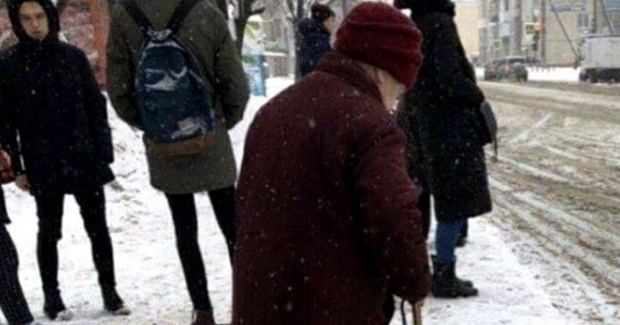 FOTO DANA: Romantična baka pobijedila zimu, mraz, godine i pravila
