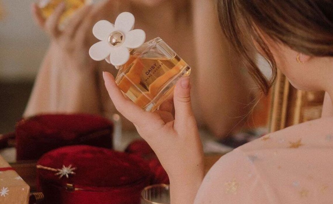 Je li „perfume layering“, odnosno slojevito nanošenje parfema tajna ljudi koji uvijek sjajno mirišu?