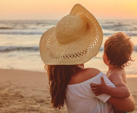 PRIPREMATE SE ZA PRVO LJETOVANJE S BEBOM? OVO SU SVE INFORMACIJE KOJE TREBATE ZNATI