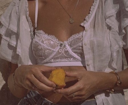 Romantični bralette grudnjaci koje ćemo nositi ispod omiljenog pletiva i svečanih haljina