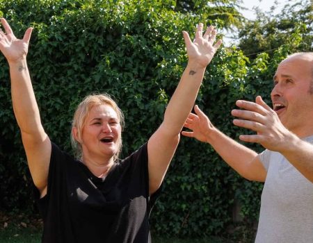 Žena osvaja milion i odmah daruje komšije za porodično putovanje