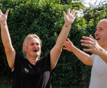 Žena osvaja milion i odmah daruje komšije za porodično putovanje