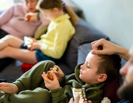 Zašto djeca ostavljaju pola pojedenih užina svuda? Stručnjaci objašnjavaju