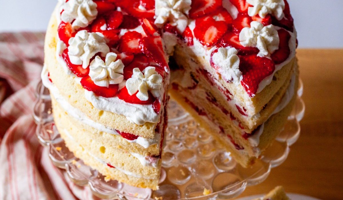 Savršeni ljetni desert: Chiffon torta sa jagodama