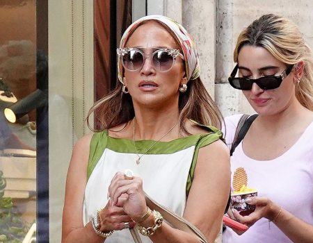 Jennifer Lopez i ljetni modni trendovi 2026: Haljine od marama i metalik sandale