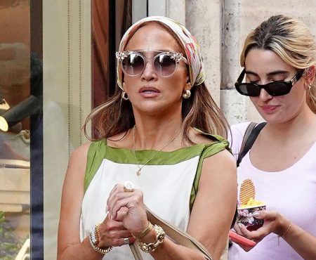 Jennifer Lopez i ljetni modni trendovi 2026: Haljine od marama i metalik sandale