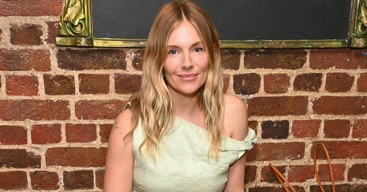 Sienna Miller i neočekivani trend obuće: mašne na cipelama uz farmerice