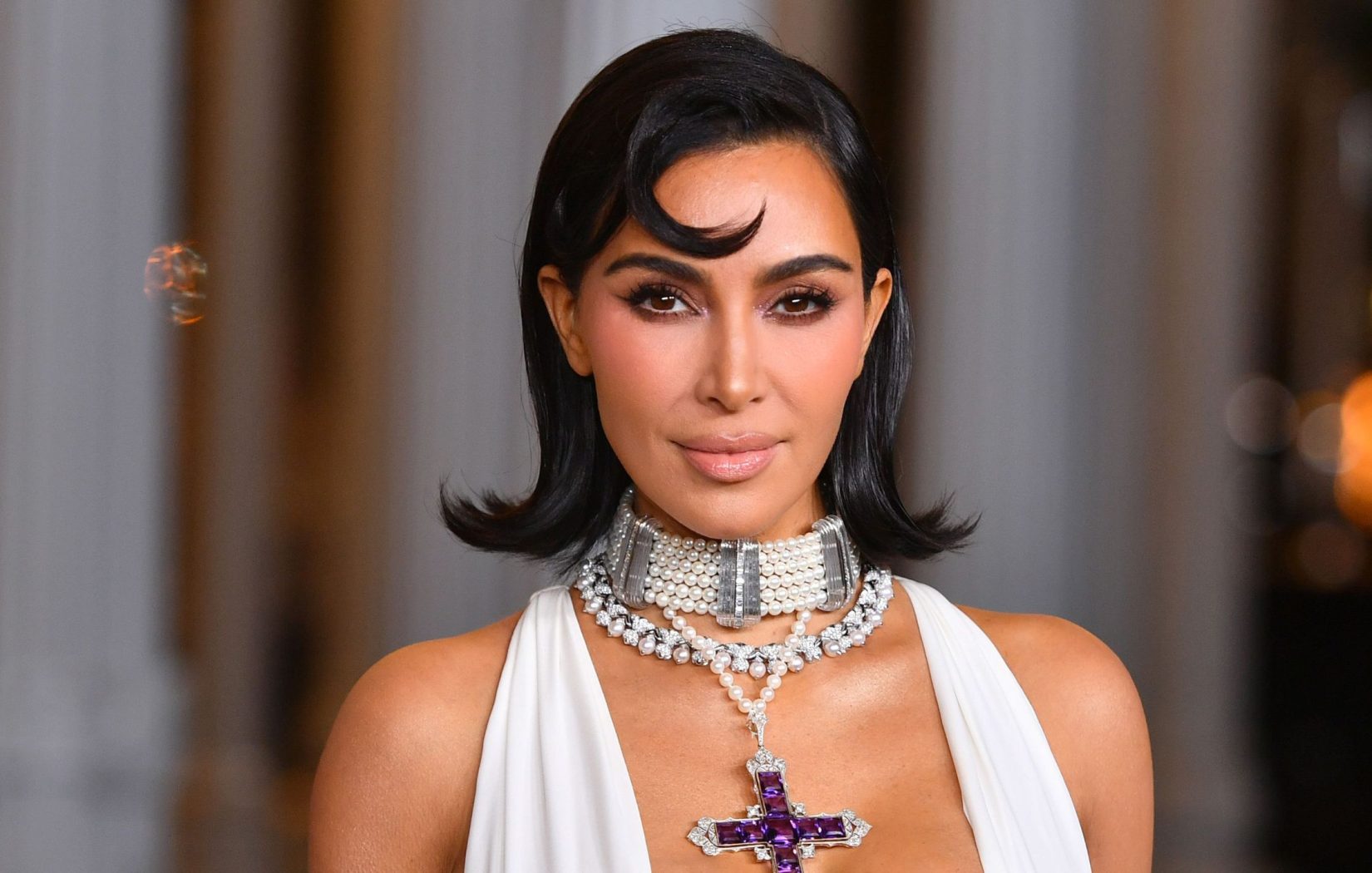 Kim Kardashian i moć bijele boje u minimalističkom dnevnom boravku