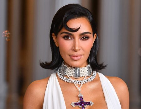 Kim Kardashian i moć bijele boje u minimalističkom dnevnom boravku