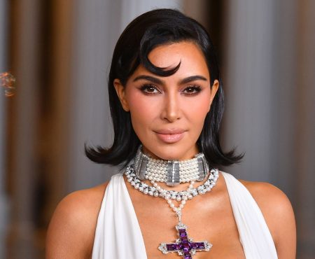 Kim Kardashian i moć bijele boje u minimalističkom dnevnom boravku