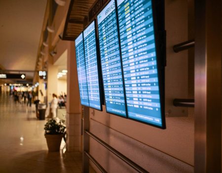 Zamki pri kupovini avionskih karata koje vam mogu povećati troškove u 2026.