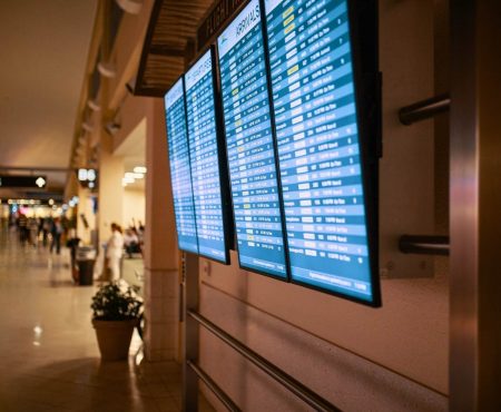Zamki pri kupovini avionskih karata koje vam mogu povećati troškove u 2026.
