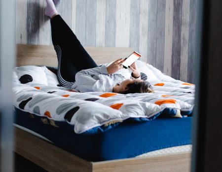 Zašto i sa 40 i dalje gledamo Instagram bivših iz tinejdžerskih dana