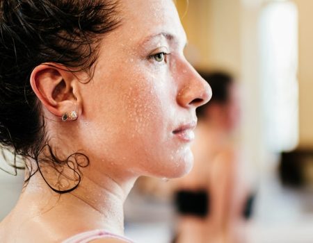 Zašto sada toliko znojim? Stručnjaci objašnjavaju pojačano znojenje u perimenopauzi i druge uzroke