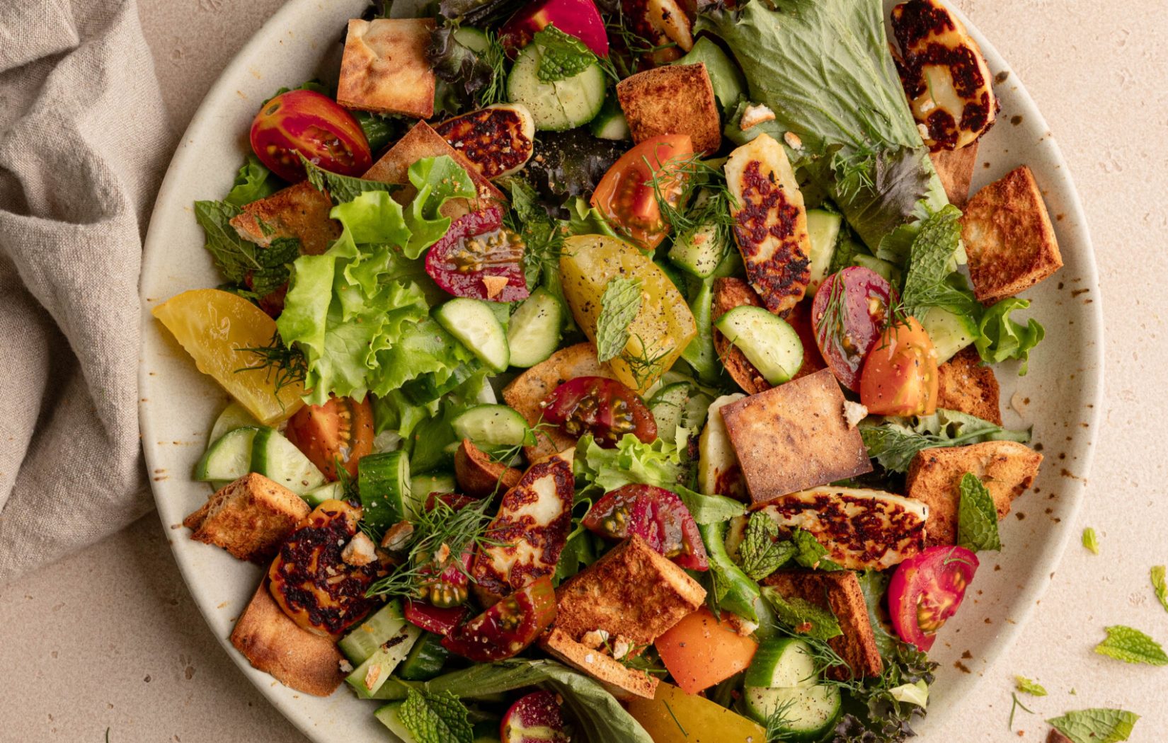 Osvježavajuća ljetna salata sa heirloom paradajzom i halloumijem