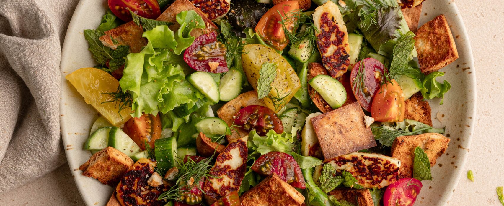 Osvježavajuća ljetna salata sa heirloom paradajzom i halloumijem