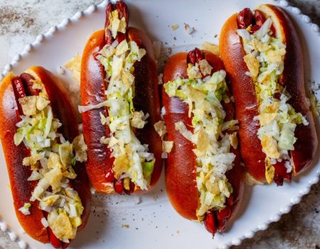 Hot dog s kiselim icebergom i čipsom: osvježavajući ljetni zalogaj