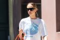 Kako nositi bijele teksas šortse uz T-bar sandale kao Jennifer Lawrence