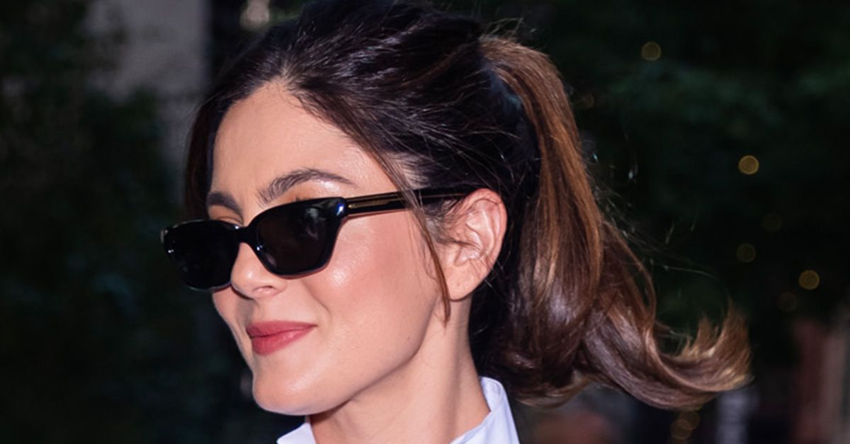 Modni hit jeseni: tuxedo košulja uz crne pantalone kao izbor Monice Barbaro