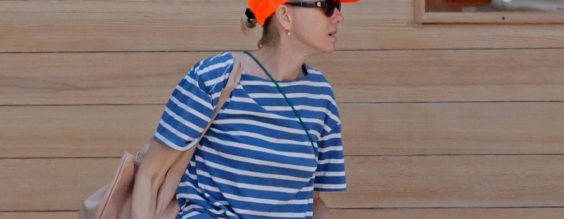 Elegantni francuski modni trend za žene preko 50: Breton majice i Mary Janes obuća