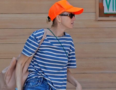 Elegantni francuski modni trend za žene preko 50: Breton majice i Mary Janes obuća