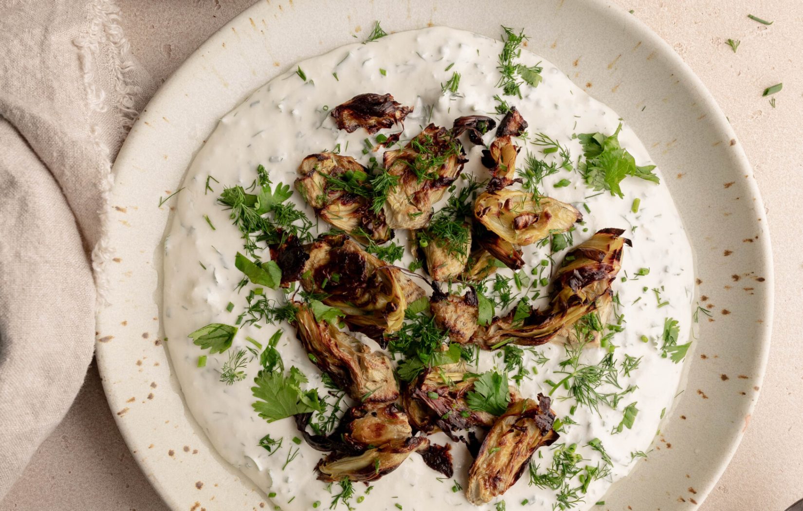 Pečeni artičoke i umućeni feta dip za savršeno druženje