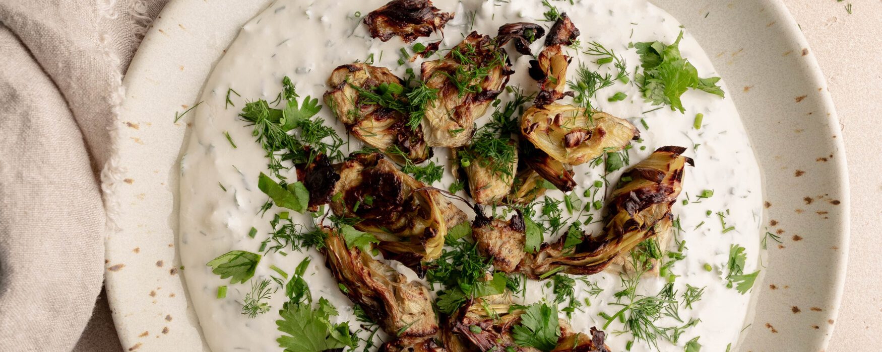 Pečeni artičoke i umućeni feta dip za savršeno druženje