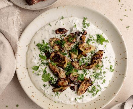 Pečeni artičoke i umućeni feta dip za savršeno druženje