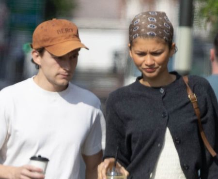 Kako nositi bijelu haljinu uz Tabi baletanke kao Zendaya
